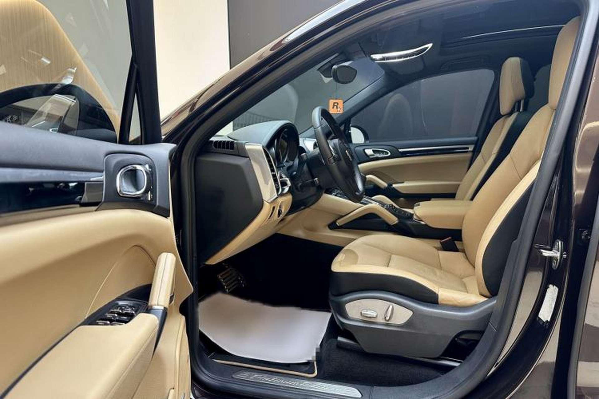 Used Porsche Cayenne 2014 Cayenne Platinum Edition 3.0T Left Front Seat