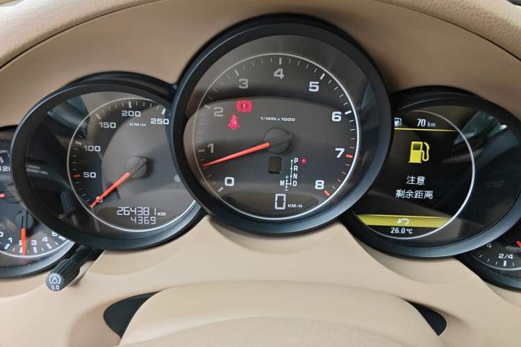 Used Porsche Cayenne 2014 Cayenne Platinum Edition 3.0T Odometer Close Up