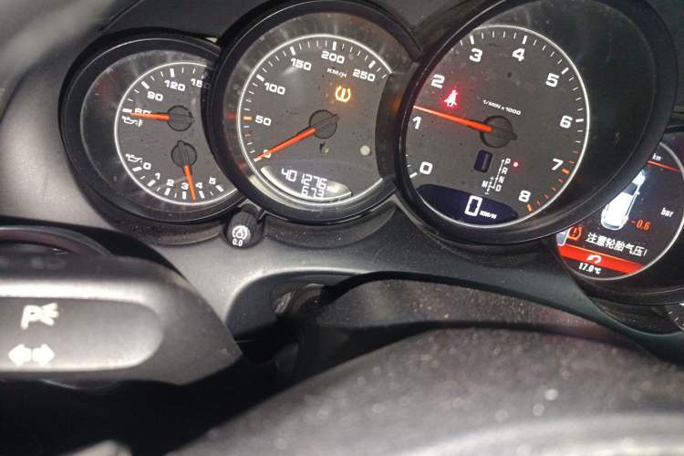 Used Porsche Cayenne 2014 Cayenne Platinum Edition 3.0T Odometer Close Up