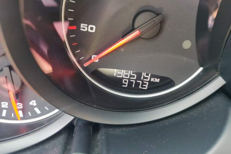 Used Porsche Cayenne 2014 Cayenne Platinum Edition 3.0T Odometer Close Up