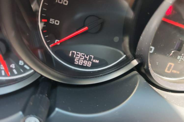 Used Porsche Cayenne 2014 Cayenne Platinum Edition 3.0T Odometer Close Up