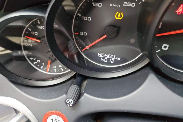 Used Porsche Cayenne 2014 Cayenne Platinum Edition 3.0T Odometer Close Up
