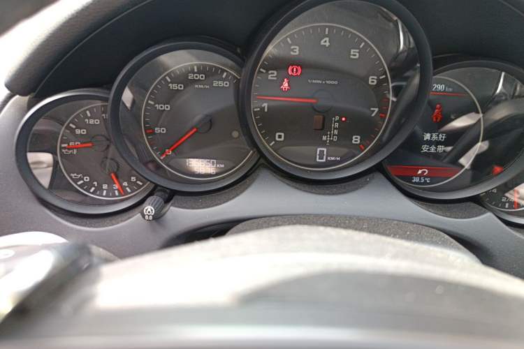 Used Porsche Cayenne 2014 Cayenne Platinum Edition 3.0T Odometer Close Up