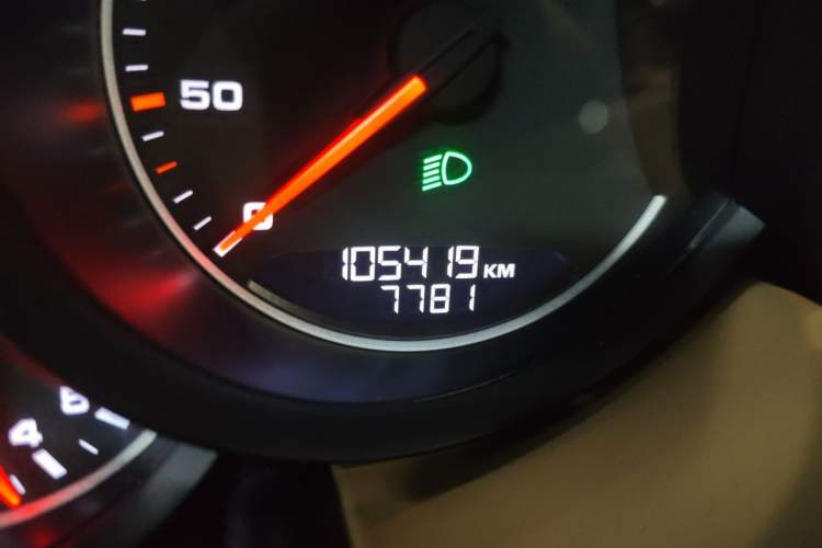 Used Porsche Cayenne 2014 Cayenne Platinum Edition 3.0T Odometer Close Up