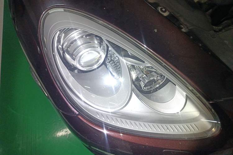 Used Porsche Cayenne 2014 Cayenne Platinum Edition 3.0T Right Front Headlight