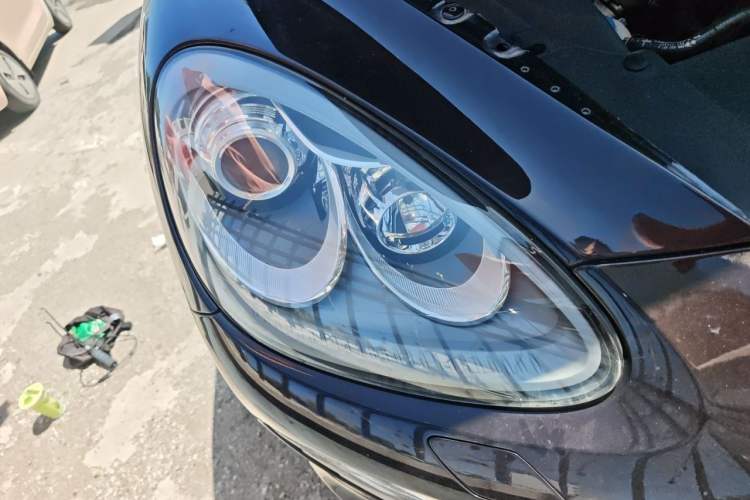 Used Porsche Cayenne 2014 Cayenne Platinum Edition 3.0T Right Front Headlight