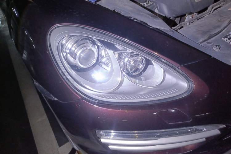 Used Porsche Cayenne 2014 Cayenne Platinum Edition 3.0T Right Front Headlight