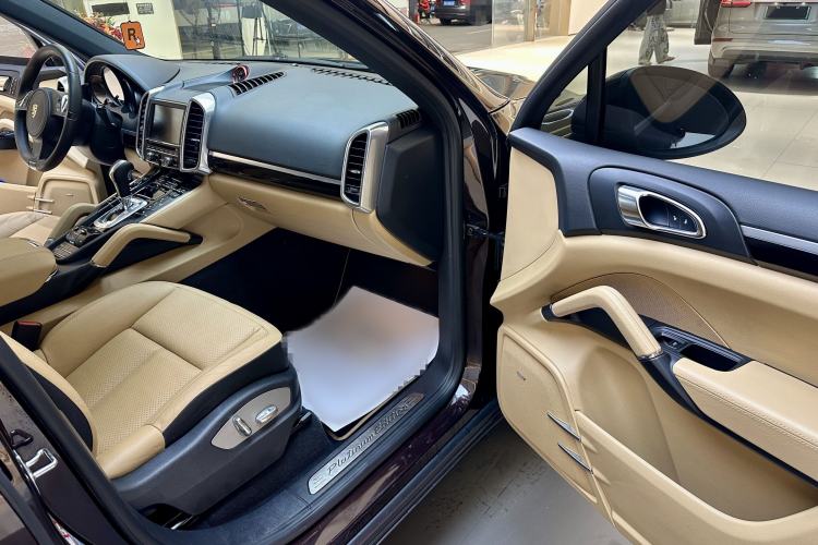 Used Porsche Cayenne 2014 Cayenne Platinum Edition 3.0T Right Front Seat
