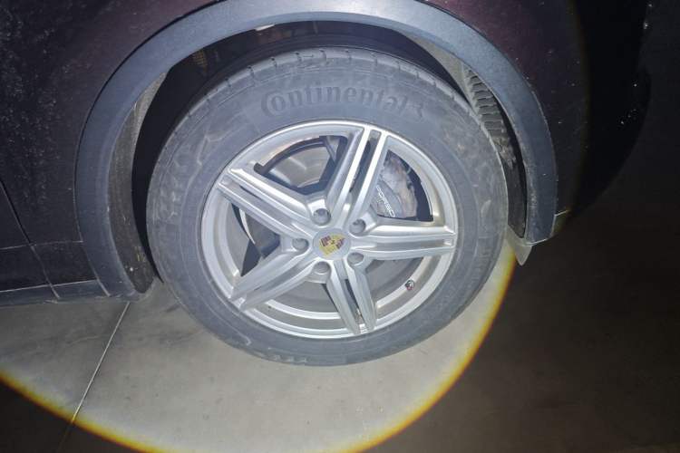 Used Porsche Cayenne 2014 Cayenne Platinum Edition 3.0T Right Front Wheel Hub