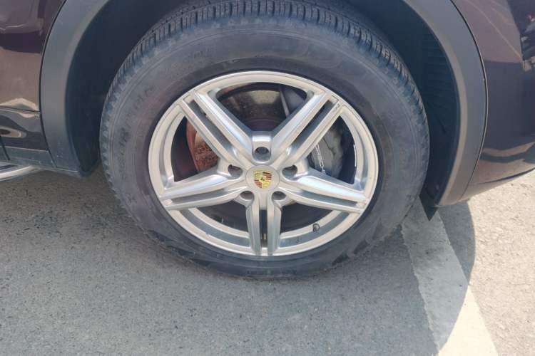 Used Porsche Cayenne 2014 Cayenne Platinum Edition 3.0T Right Front Wheel Hub