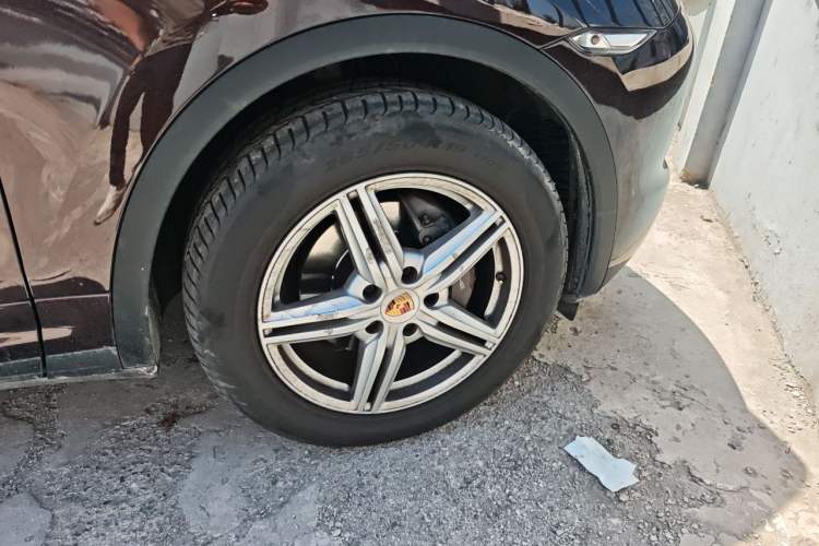 Used Porsche Cayenne 2014 Cayenne Platinum Edition 3.0T Right Front Wheel Hub