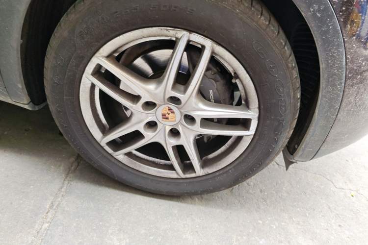 Used Porsche Cayenne 2014 Cayenne Platinum Edition 3.0T Right Front Wheel Hub