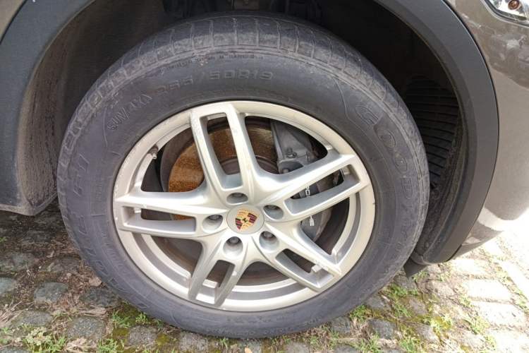 Used Porsche Cayenne 2014 Cayenne Platinum Edition 3.0T Right Front Wheel Hub