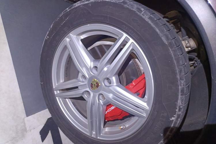 Used Porsche Cayenne 2014 Cayenne Platinum Edition 3.0T Right Front Wheel Hub