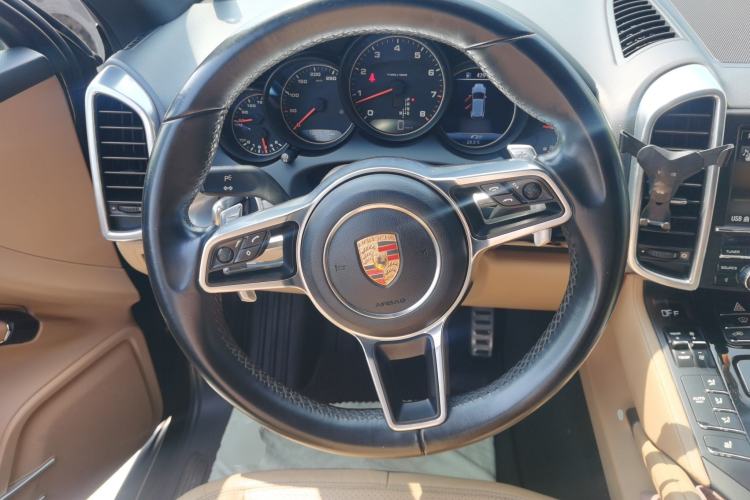 Used Porsche Cayenne 2014 Cayenne Platinum Edition 3.0T Steering Wheel