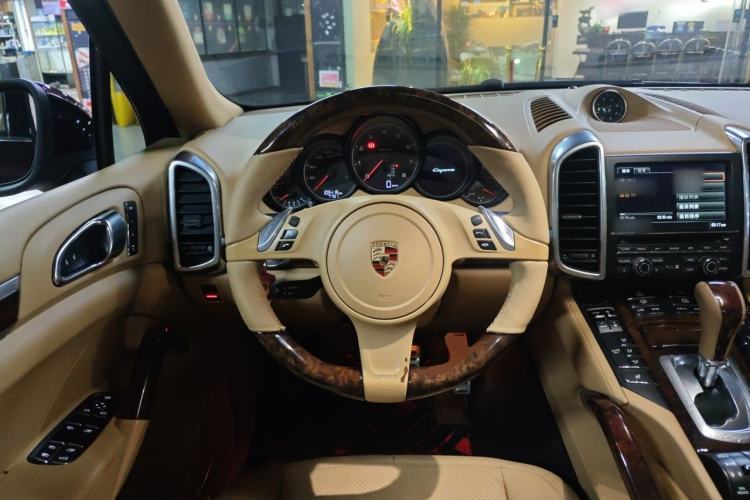 Used Porsche Cayenne 2014 Cayenne Platinum Edition 3.0T Steering Wheel