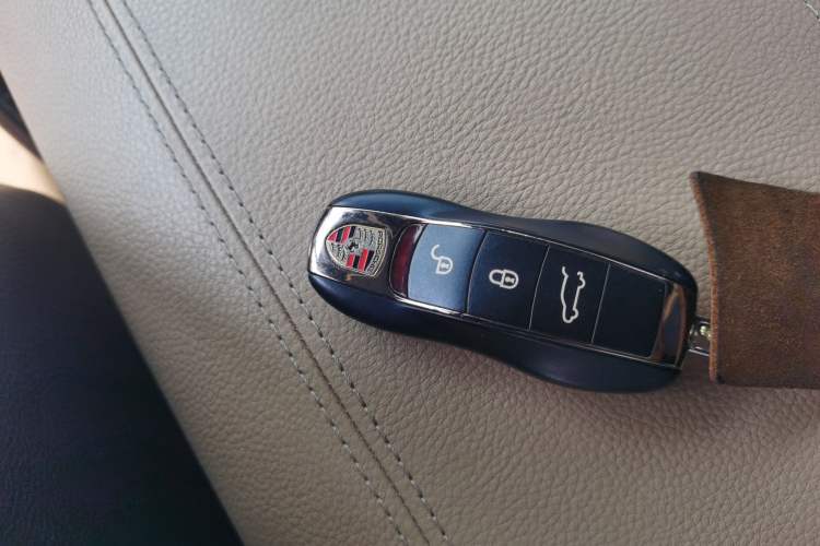 Used Porsche Cayenne 2014 Cayenne Platinum Edition 3.0T Vehicle Key