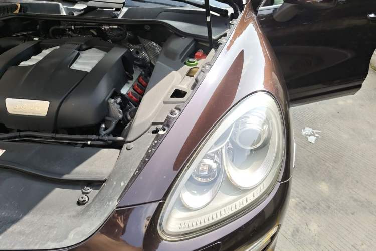 Used Porsche Cayenne 2014 Cayenne Platinum Edition 3.0T Engine Bay Left