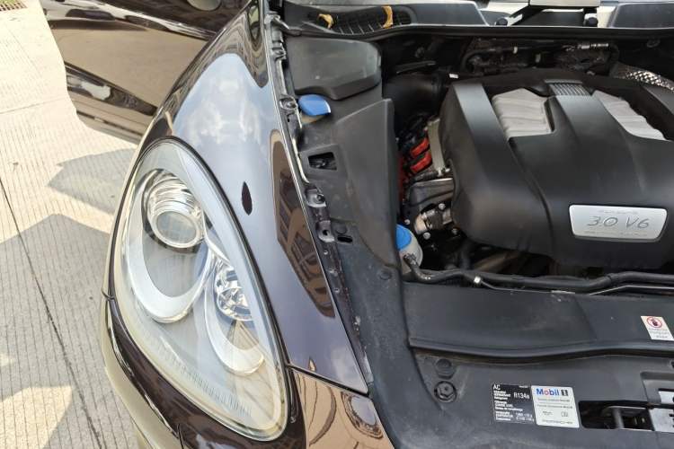 Used Porsche Cayenne 2014 Cayenne Platinum Edition 3.0T Engine Bay Right