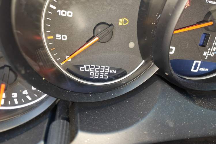Used Porsche Cayenne 2014 Cayenne Platinum Edition 3.0T Odometer Close Up