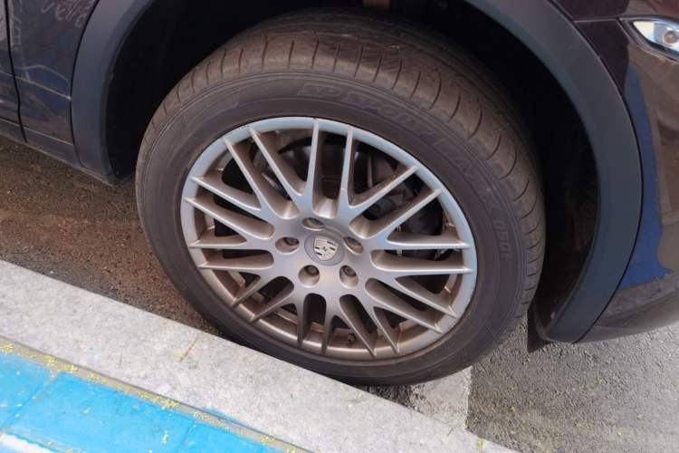 Used Porsche Cayenne 2014 Cayenne Platinum Edition 3.0T Right Front Wheel Hub