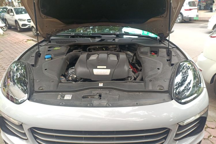 Used Porsche Cayenne  Engine Bay