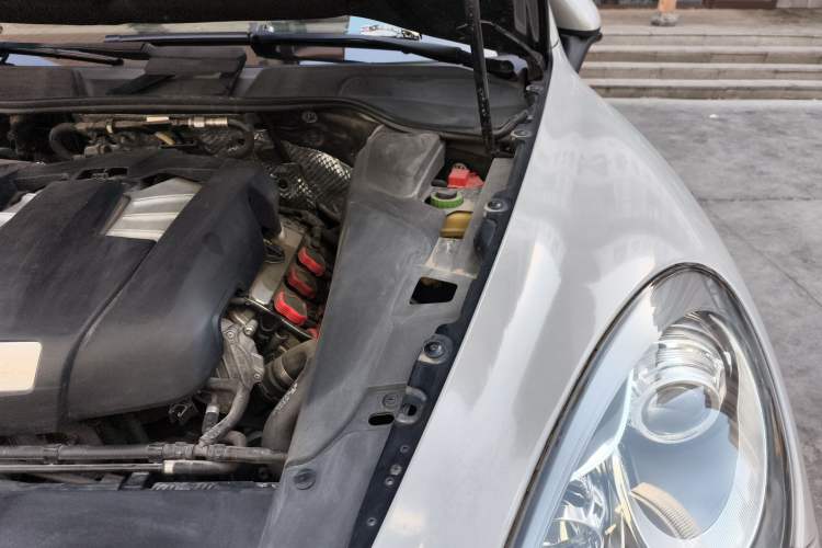 Used Porsche Cayenne 2014 Cayenne Platinum Edition 3.0T Engine Bay Left