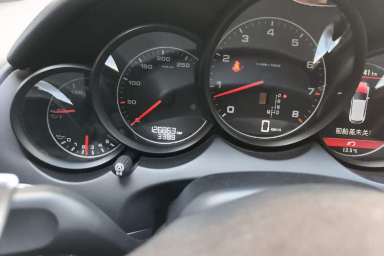 Used Porsche Cayenne 2014 Cayenne Platinum Edition 3.0T Odometer Close Up