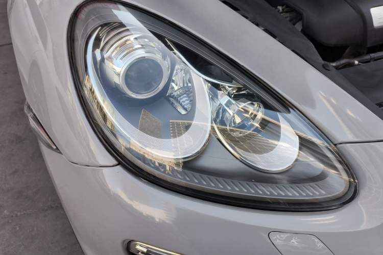 Used Porsche Cayenne 2014 Cayenne Platinum Edition 3.0T Right Front Headlight