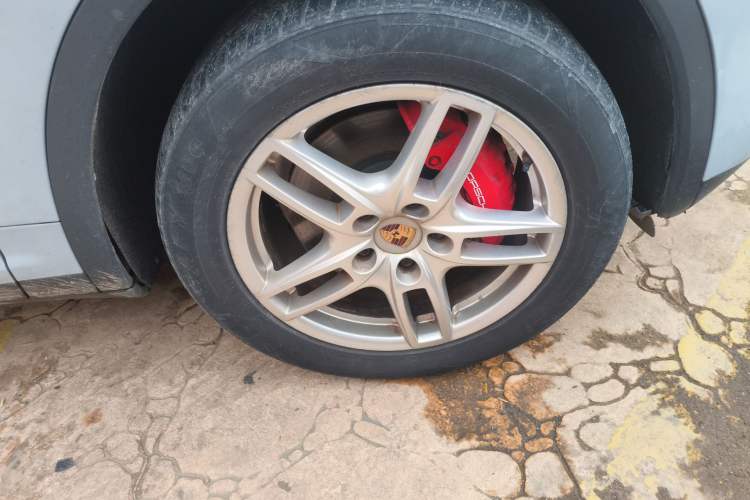 Used Porsche Cayenne  Right Front Wheel Hub