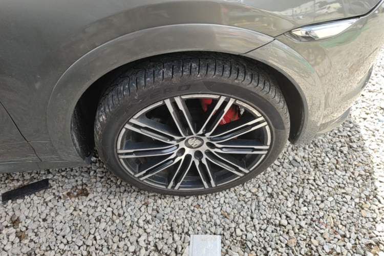 Used Porsche Cayenne  Right Front Wheel Hub