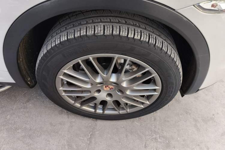 Used Porsche Cayenne 2014 Cayenne Platinum Edition 3.0T Right Front Wheel Hub