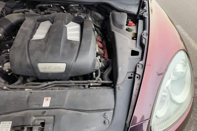 Used Porsche Cayenne 2014 Cayenne Platinum Edition 3.0T Engine Bay Left