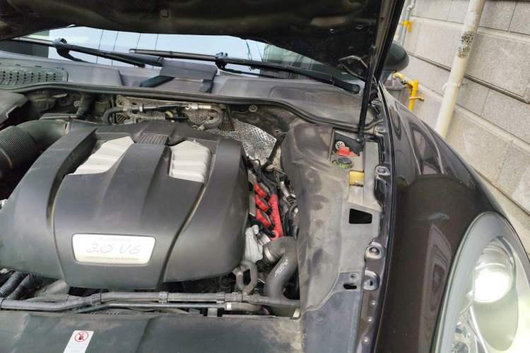 Used Porsche Cayenne 2014 Cayenne Platinum Edition 3.0T Engine Bay Left