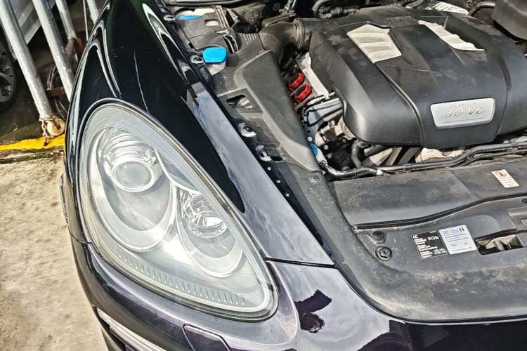 Used Porsche Cayenne 2014 Cayenne Platinum Edition 3.0T Engine Bay Right