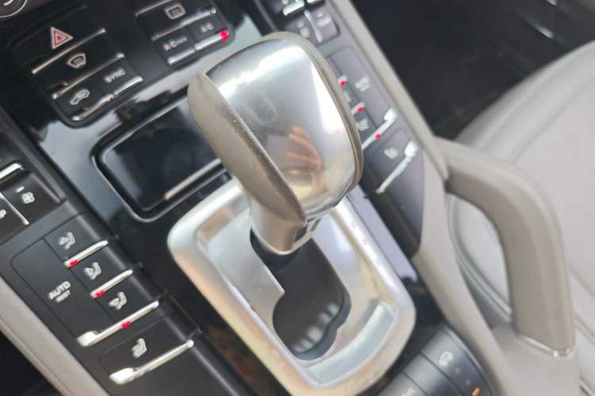 Used Porsche Cayenne 2014 Cayenne Platinum Edition 3.0T Gear Lever
