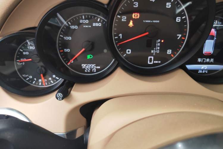 Used Porsche Cayenne 2014 Cayenne Platinum Edition 3.0T Odometer Close Up