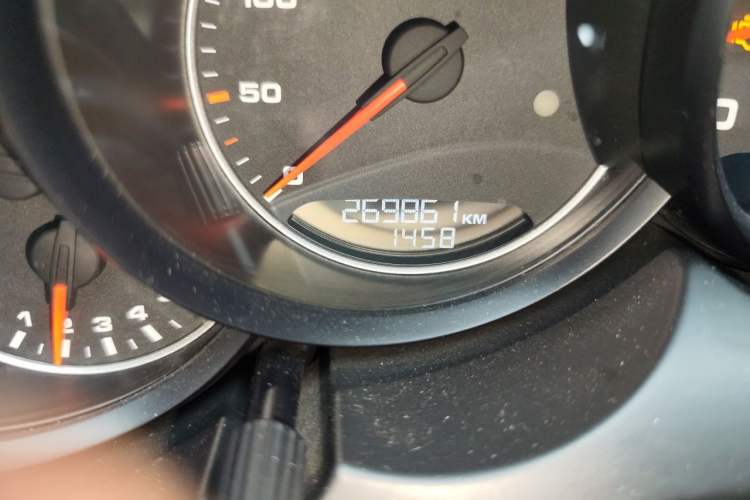 Used Porsche Cayenne 2014 Cayenne Platinum Edition 3.0T Odometer Close Up