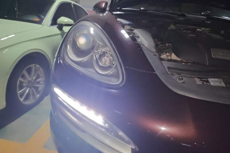 Used Porsche Cayenne 2014 Cayenne Platinum Edition 3.0T Right Front Headlight