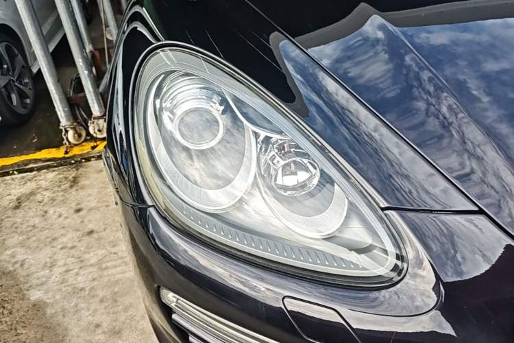 Used Porsche Cayenne 2014 Cayenne Platinum Edition 3.0T Right Front Headlight