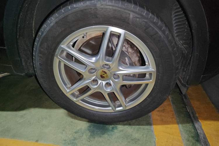 Used Porsche Cayenne 2014 Cayenne Platinum Edition 3.0T Right Front Wheel Hub