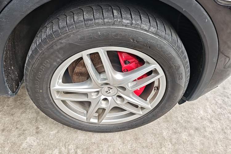 Used Porsche Cayenne 2014 Cayenne Platinum Edition 3.0T Right Front Wheel Hub