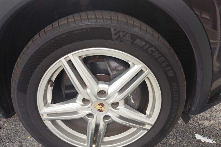 Used Porsche Cayenne 2014 Cayenne Platinum Edition 3.0T Right Front Wheel Hub
