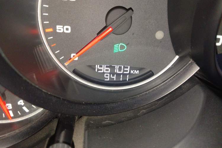 Used Porsche Cayenne 2014 Cayenne Platinum Edition 3.0T Odometer Close Up