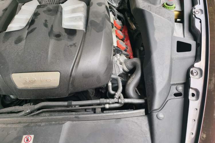 Used Porsche Cayenne 2014 Cayenne Platinum Edition 3.0T Engine Bay Left