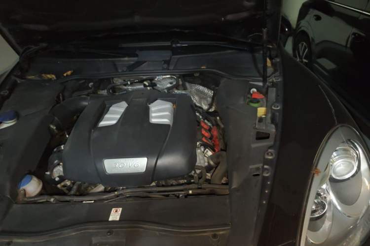 Used Porsche Cayenne 2014 Cayenne Platinum Edition 3.0T Engine Bay Left