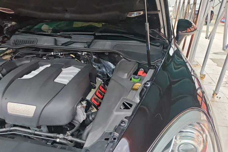 Used Porsche Cayenne 2014 Cayenne Platinum Edition 3.0T Engine Bay Left