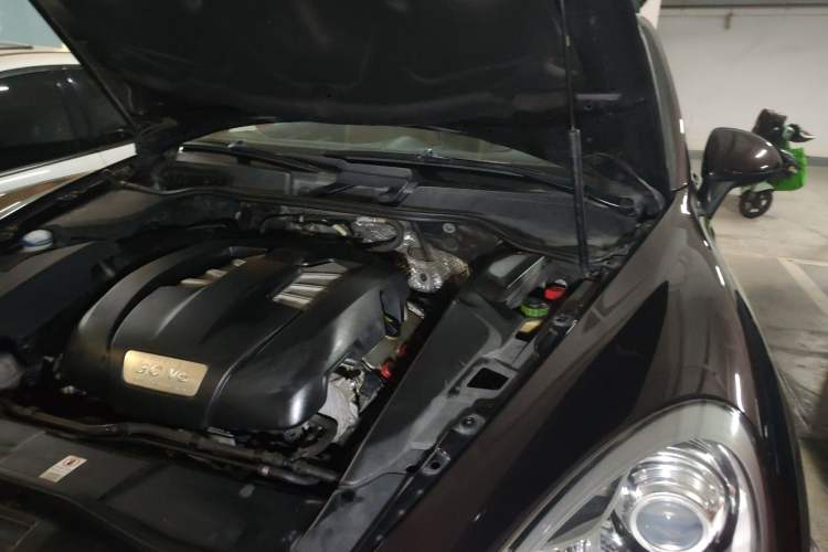 Used Porsche Cayenne 2014 Cayenne Platinum Edition 3.0T Engine Bay Left