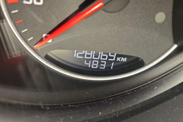 Used Porsche Cayenne 2014 Cayenne Platinum Edition 3.0T Odometer Close Up