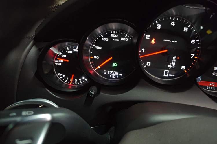 Used Porsche Cayenne 2014 Cayenne Platinum Edition 3.0T Odometer Close Up